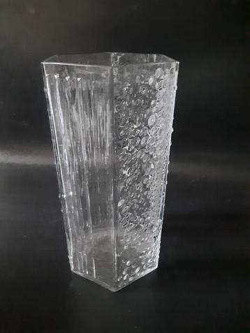Zeskantige glazen vaas van Willem Heesen beschikbaar voor biedingen