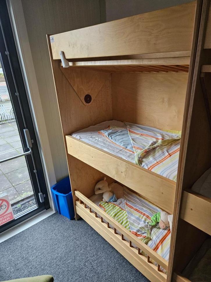 Titel: Twee houten kinderopvang stapelbedden – €150 per stuk, Kinderen en Baby's, Kinderkamer | Bedden, Gebruikt, 160 tot 180 cm