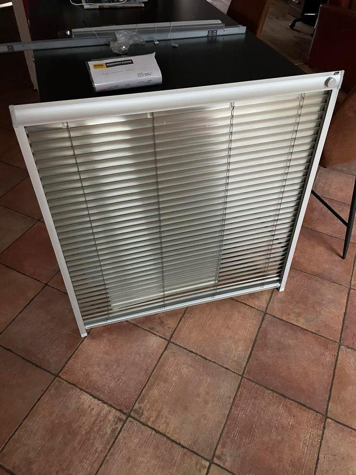 Jaloezie Luxaflex voor Velux dakraam, Huis en Inrichting, Stoffering | Gordijnen en Lamellen, Zo goed als nieuw, 100 tot 150 cm