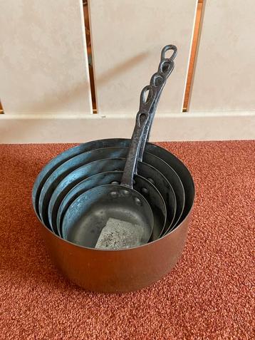 Franse koperen steelpannetjes beschikbaar voor biedingen