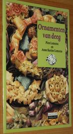 Ornamenten van deeg - Pien Lemstra - 63344, Boeken, Ophalen of Verzenden, Zo goed als nieuw, Kleien en Boetseren, Geschikt voor kinderen