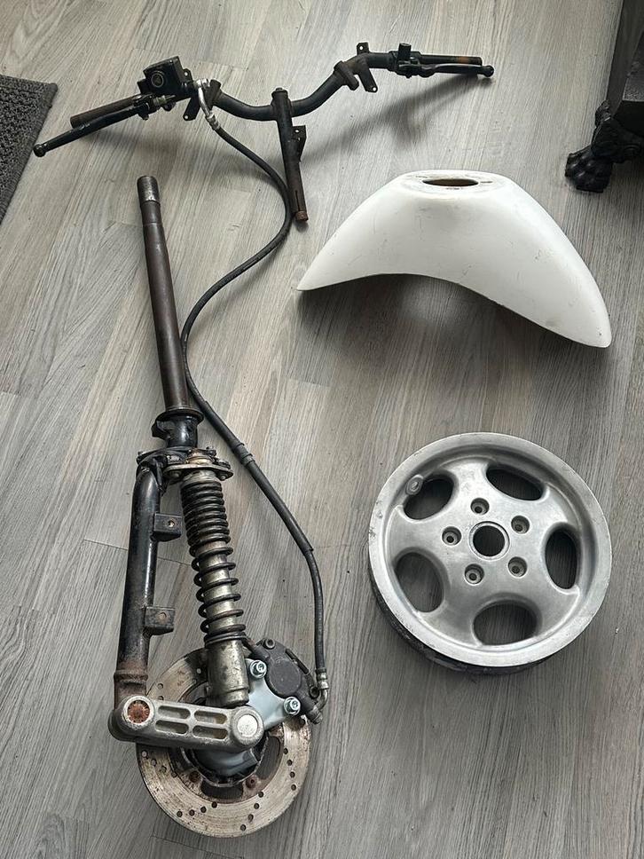 ORIGINEEL Piaggio zip sp voorvork set sp velg en spatbord, Fietsen en Brommers, Brommeronderdelen | Scooters, Zo goed als nieuw