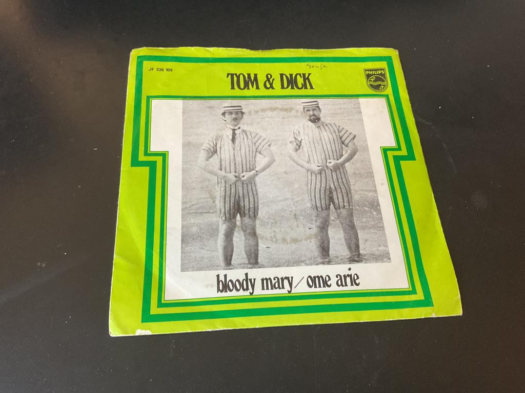 Tom & Dick - Bloody Mary Vinyl 7” Single, Ophalen of Verzenden, Gebruikt, 7 inch, Nederlandstalig