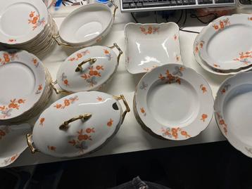 Groot gebloemd servies beschikbaar voor biedingen