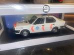 Triple9 Volvo 340 Politie 1:18 Nieuw in Verpakking, Hobby en Vrije tijd, Modelauto's | 1:18, Overige merken, Auto, Triple9, Nieuw