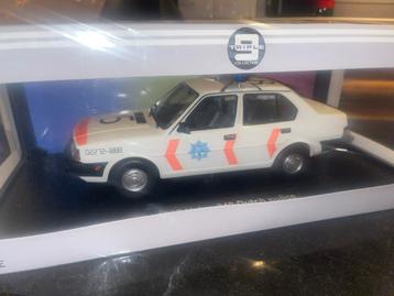 Triple9 Volvo 340 Politie 1:18 Nieuw in Verpakking beschikbaar voor biedingen