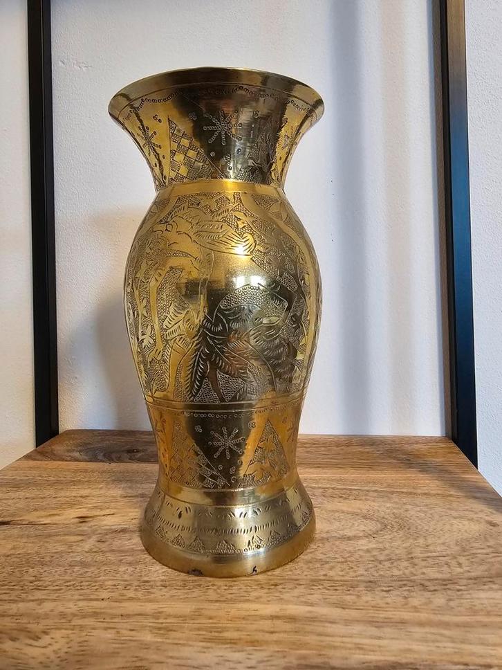 Indonesisch messing vaasje met Wayang figuren, Huis en Inrichting, Woonaccessoires | Vazen, Gebruikt, Geel, Minder dan 50 cm, Overige materialen