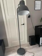 Industriële Vloerlamp - Grijs Metaal GRATIS, Huis en Inrichting, Lampen | Vloerlampen, Ophalen, Gebruikt, Metaal, 150 tot 200 cm