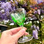 Vintage borrelglaasje groen geslepen glas likeurglaasje, Verzamelen, Glas en Borrelglaasjes, Overige typen, Gebruikt, Ophalen of Verzenden