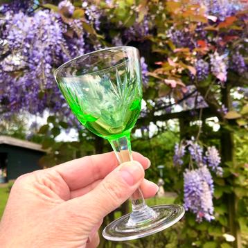 Vintage borrelglaasje groen geslepen glas likeurglaasje 