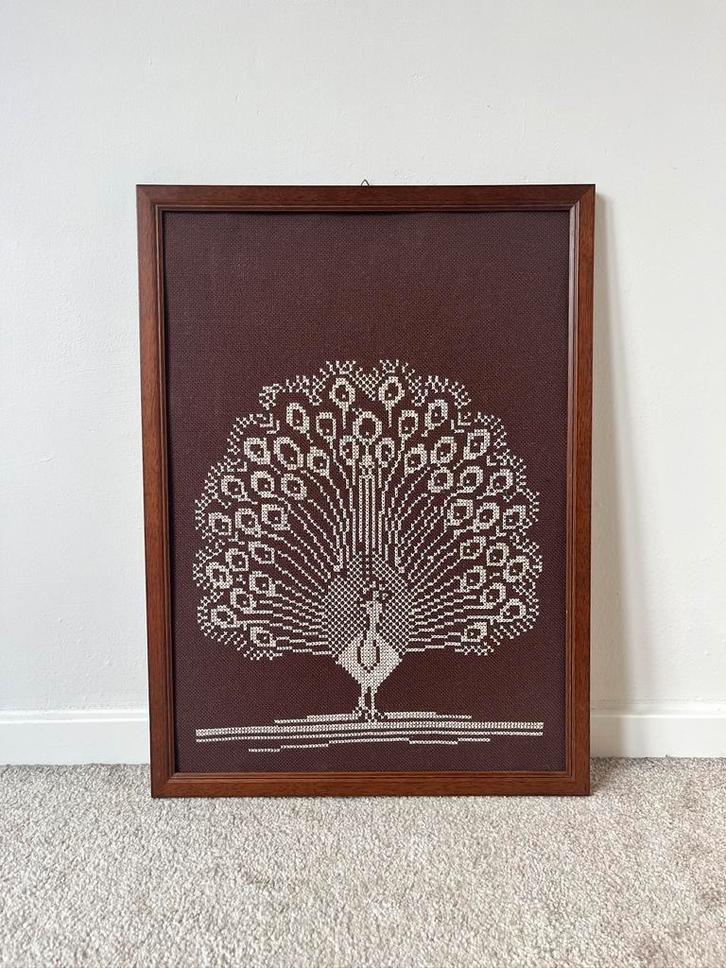 Vintage borduurwerk met pauw, 49,5x36,5cm. Boho bohemian 60s, Huis en Inrichting, Woonaccessoires | Wanddecoraties, Gebruikt, Verzenden