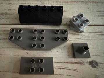 4 grijze en 2 zwarte blokjes/onderdelen LEGO DUPLO beschikbaar voor biedingen