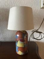 Kleurige lamp met keramiek voet/gesigneerd, Minder dan 50 cm, Gebruikt, Ophalen of Verzenden