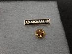 SIGNAAL   -  pin  /  34  mm.breed, Verzamelen, Speldjes, Pins en Buttons, Ophalen of Verzenden, Zo goed als nieuw, Transport