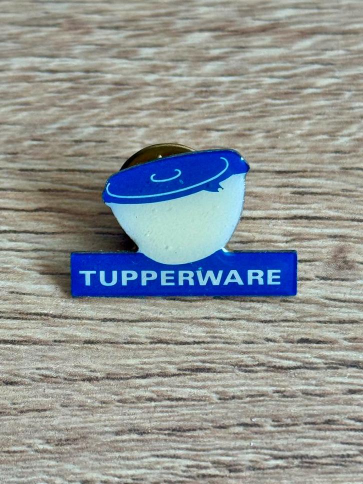 Tupperware Vintage Pin, Verzamelen, Speldjes, Pins en Buttons, Gebruikt, Speldje of Pin, Overige onderwerpen, Ophalen of Verzenden