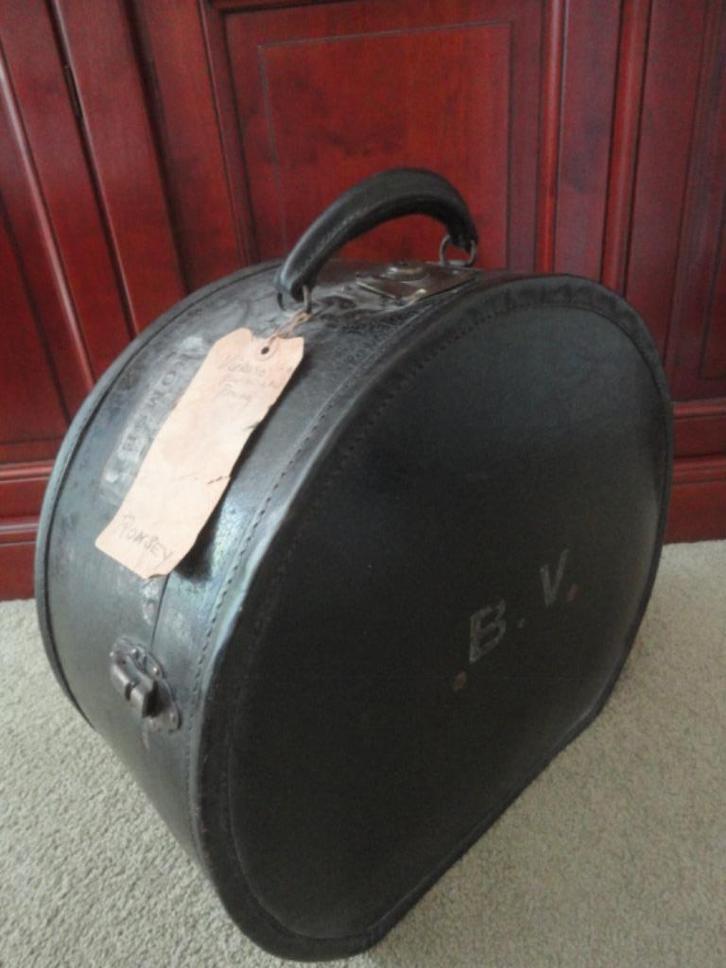 antieke ZWARTE RONDE HOEDENKOFFER + INITIALEN "B.V." + LABEL, Antiek en Kunst, Antiek | Woonaccessoires, Ophalen of Verzenden