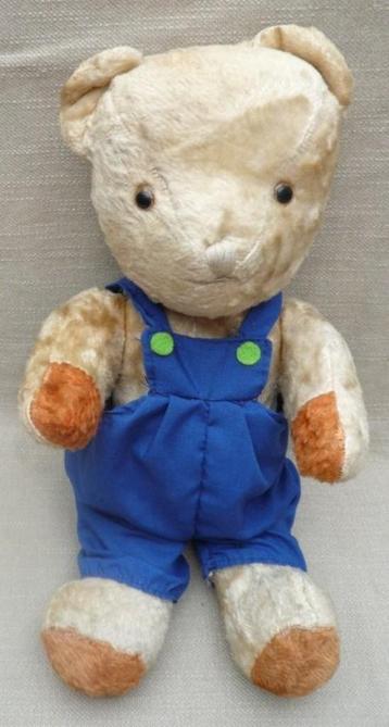 Oud teddybeertje met blauwe tuinbroek aan   beschikbaar voor biedingen