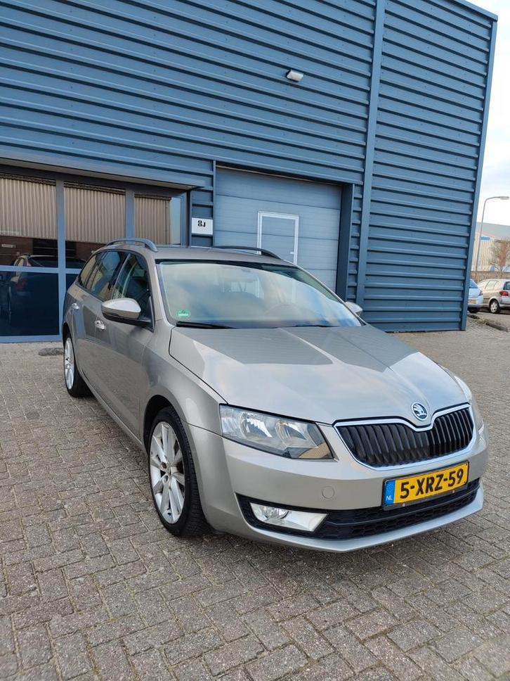 Skoda Octavia Combi 2014 Beige NEW APK, Auto's, Skoda, Bedrijf, Benzine, A, Hatchback, Handgeschakeld, Origineel Nederlands, Beige