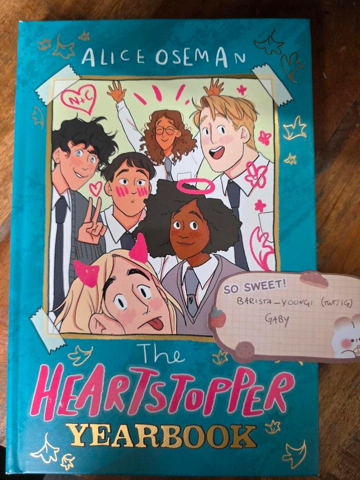 Heartstopper Jaarboek Engels talig!, Boeken, Kinderboeken | Jeugd | 13 jaar en ouder, Zo goed als nieuw, Fictie, Ophalen of Verzenden