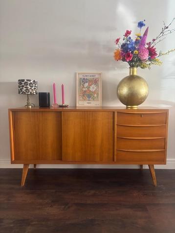 Vintage dressoir beschikbaar voor biedingen