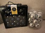 Blauwe en zilveren kerstballen in doos, Diversen, Kerst, Ophalen of Verzenden, Zo goed als nieuw