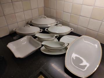 Antiek servies wit porselein met gouden randje beschikbaar voor biedingen