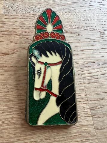 Vintage metalen clip met emaille – paard | retro decoratie beschikbaar voor biedingen