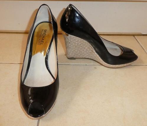 Michael Kors sleehakken wedges maat 37 lakleer zwart peeptoe, Kleding | Dames, Schoenen, Zo goed als nieuw, Pumps, Zwart, Verzenden