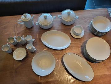 Wit servies met zilveren rand