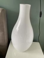 Mooie witte glazen vaas, Huis en Inrichting, Woonaccessoires | Vazen, Wit, Ophalen of Verzenden, Minder dan 50 cm, Glas