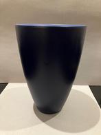 Stenen donker blauwe vaas met licht blauwe binnenkant, Huis en Inrichting, Woonaccessoires | Vazen, Ophalen, Blauw, Aardewerk of Porselein