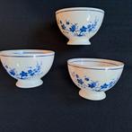 3 Crème-blauwe porseleinen koffiekommen op voet, Royal Boch, Huis en Inrichting, Keuken | Servies, Ophalen of Verzenden, Zo goed als nieuw