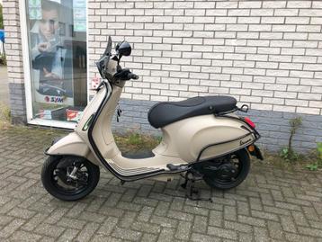 SPECIAL VESPA SPRINT S 45KM OF 25KM BROM DESERT STORM BJ2015 beschikbaar voor biedingen