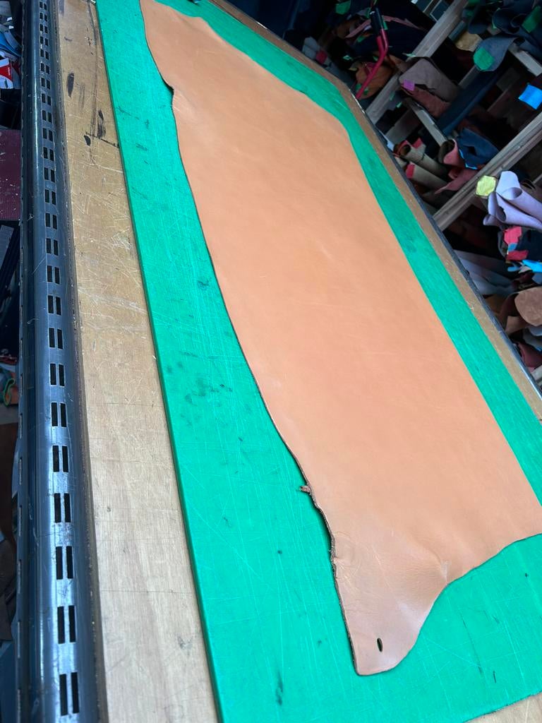 Licht bruin tuigleer 3,5-4 mm dik half soepel groot lap nr2, Bruin, Leer of Kunstleer, Ophalen of Verzenden, Zo goed als nieuw