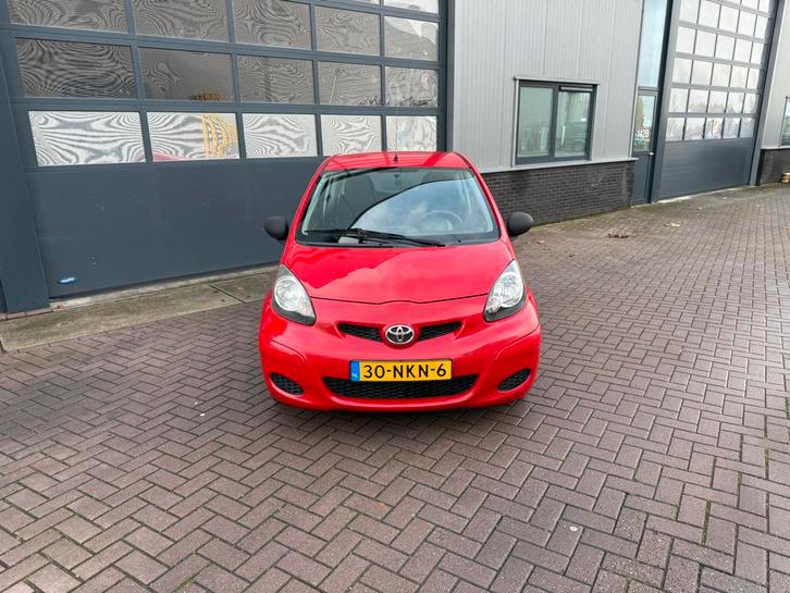 Toyota Aygo 1.0 12V Vvt-i 3DRS MMT 2010 Rood, Auto's, Toyota, Bedrijf, Aygo, Airbags, Lichtmetalen velgen, Metallic lak, Mistlampen