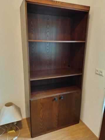 Houten Boekenkast met 2 deuren beschikbaar voor biedingen
