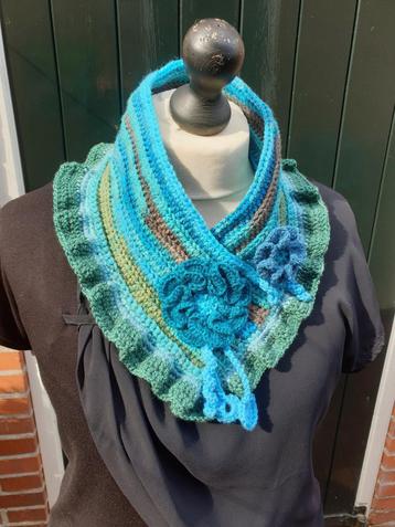Nekwarmer voor dames gehaakt met acrylgaren  beschikbaar voor biedingen