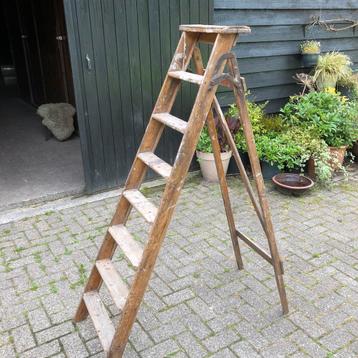 Antiek houten trapje beschikbaar voor biedingen