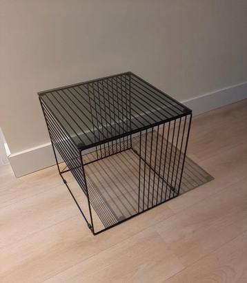 Mid Century Modern design kubus bijzettafel minimalistisch beschikbaar voor biedingen