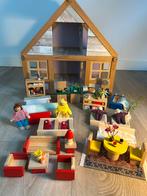 Houten poppenhuis, gemeubileerd en met 6 nieuwe poppetjes, Ophalen, Zo goed als nieuw