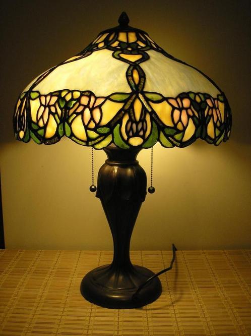 Tiffany tafellamp met stijlvolle kap, Huis en Inrichting, Lampen | Tafellampen, Zo goed als nieuw, 50 tot 75 cm, Glas, Metaal