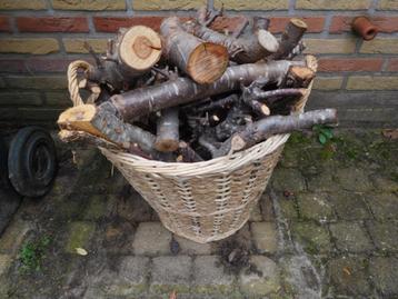 Rietenmand met snoeihout , haard hout 3 jaar gedroogd. beschikbaar voor biedingen