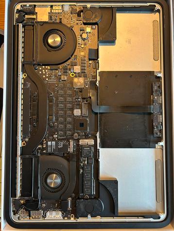 Moederbord en behuizing Macbook Pro 15 inch 2015 beschikbaar voor biedingen