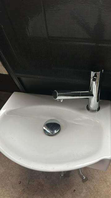 Wasbak met kraan beschikbaar voor biedingen