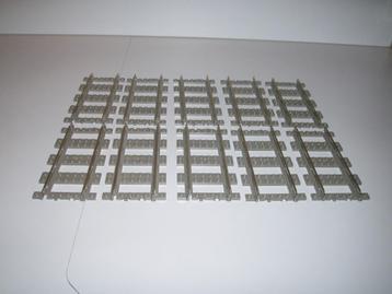 10 LEGO 4515 9volt Rails Recht GRIJS (2) in perfecte staat!. beschikbaar voor biedingen