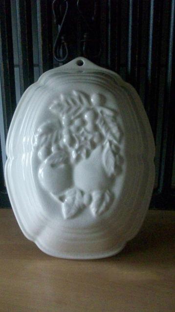 Puddingvorm met fruit motief beschikbaar voor biedingen