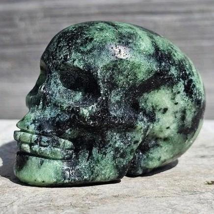 Mooie schedel van robijn in zoisiet, Verzamelen, Mineralen en Fossielen, Ophalen of Verzenden