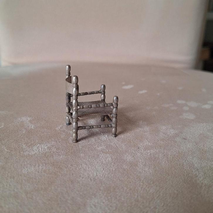 Miniatuur Zilveren Stoel met 'Rieten' Zitting, Antiek en Kunst, Antiek | Goud en Zilver, Ophalen of Verzenden