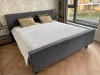 Gestoffeerd bed met matras, Huis en Inrichting, Slaapkamer | Bedden, Grijs, 180 cm, Gebruikt, Stof