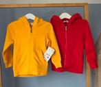 2 nieuwe C&A vestjes met capuchon geel en rood. Maat 98., C&A, Jongen of Meisje, Trui of Vest, Nieuw
